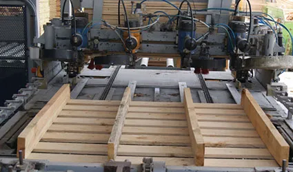 Máquina clavadora con dos palets a medio montar