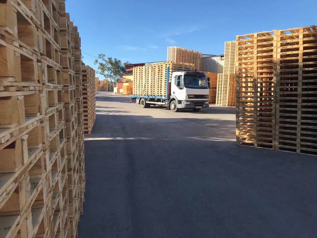 Pilas de palets nuevos en el patio de la fábrica