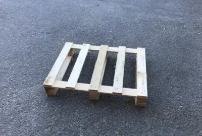 Medio palet de pino de 60×80 cm con cuatro entradas
